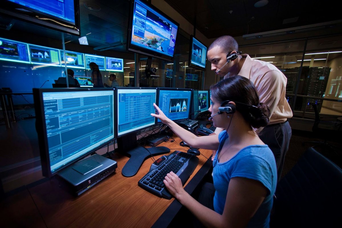 Человек использует компьютерную клавиатуру и монитор для видеоигр. Фокус на лице.